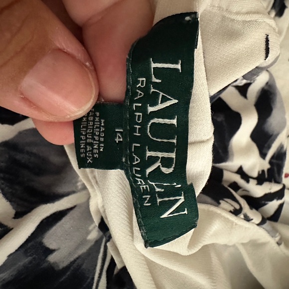 Beautiful Ralph Lauren dress with Ruching for Flattering fit - Picture 5 of 5